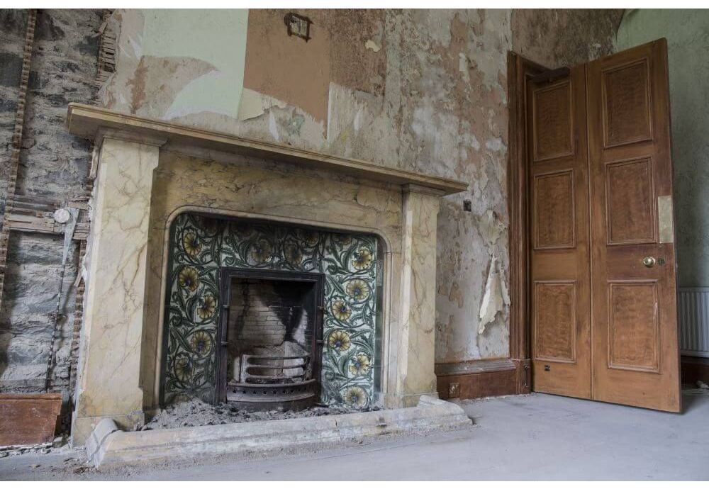 Fireplace firebox with a metal grate